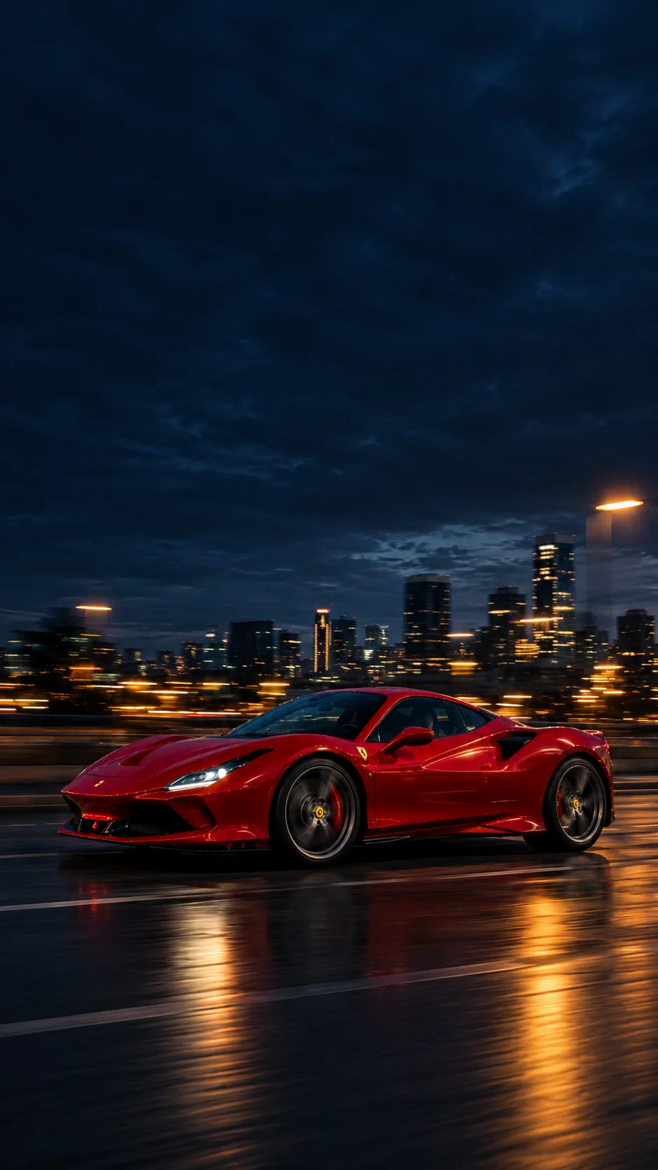Ferrari F8 Tributo vermelha andando à noite numa avenida molhada, com a cidade iluminada ao fundo