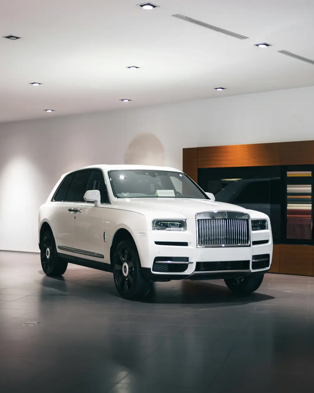 Rolls-Royce Cullinan branco num showroom