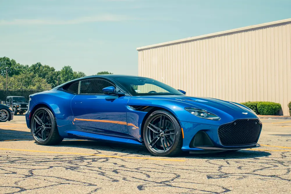 Aston Martin DBS Superleggera azul ao sol