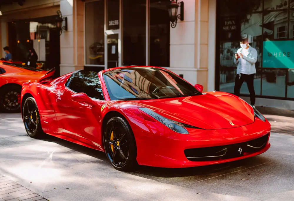Ferrari 458 Spider vermelha estacionada numa rua