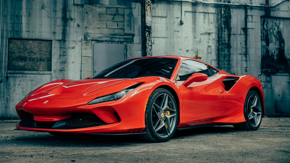 Ferrari F8 Tributo vermelha diante de um galpão