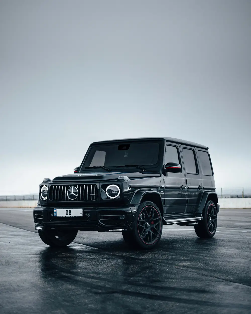 Mercedes-AMG G 63 preto em piso molhado