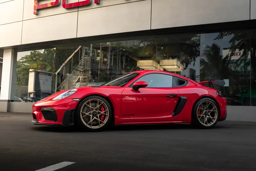 Porsche 718 Cayman GT4 RS vermelho, de lado