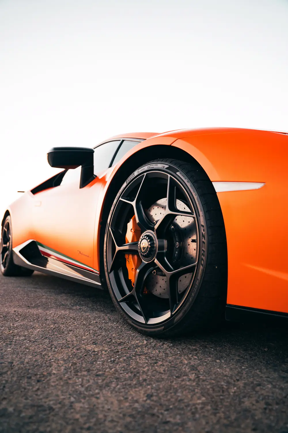 Lamborghini Huracán Performante laranja, roda dianteira em close