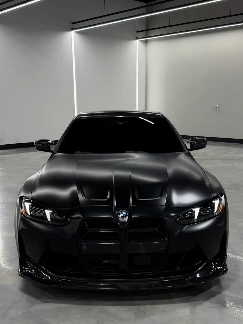 BMW M4 Competition preto fosco, de frente