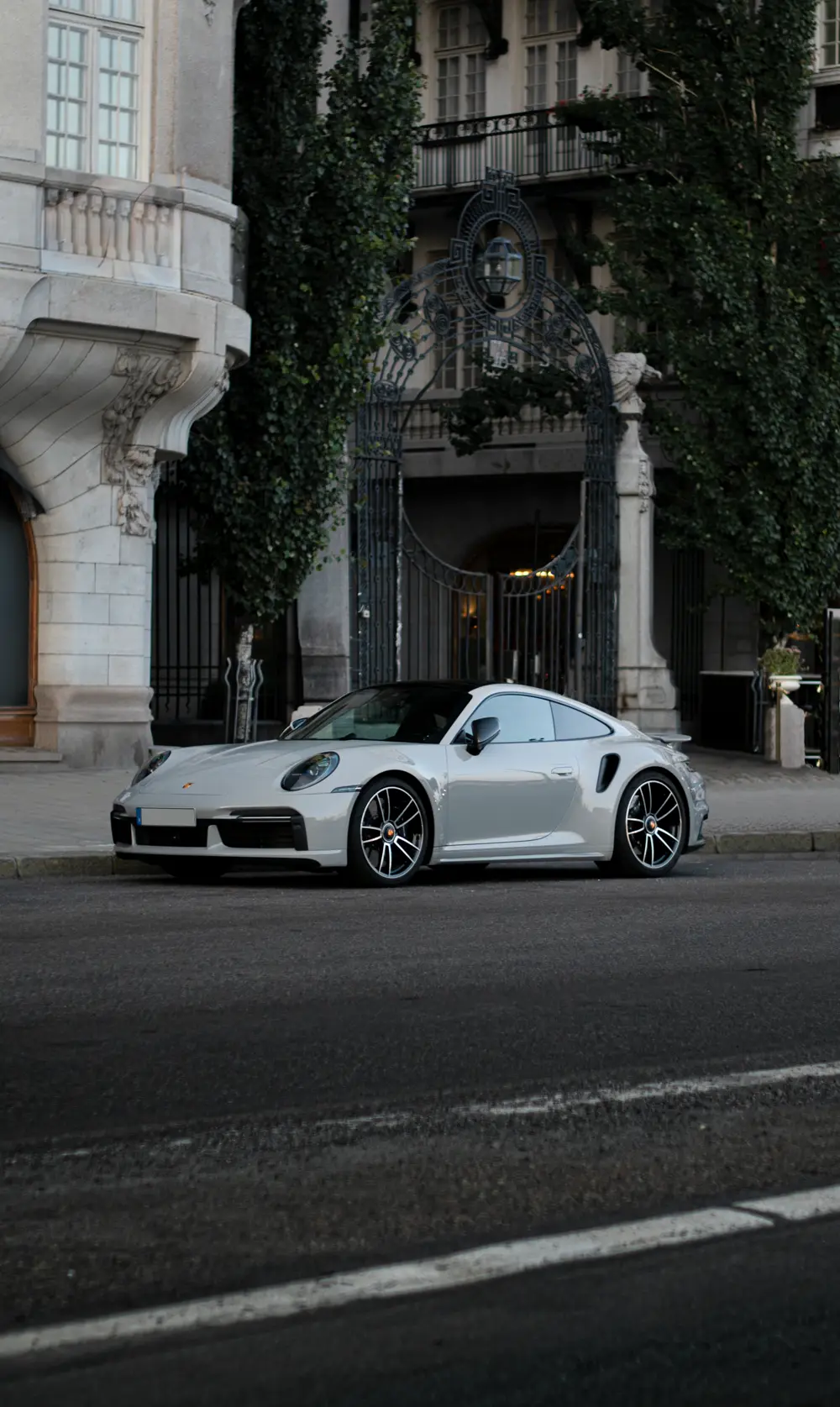 Porsche 911 Turbo S prata parado numa rua