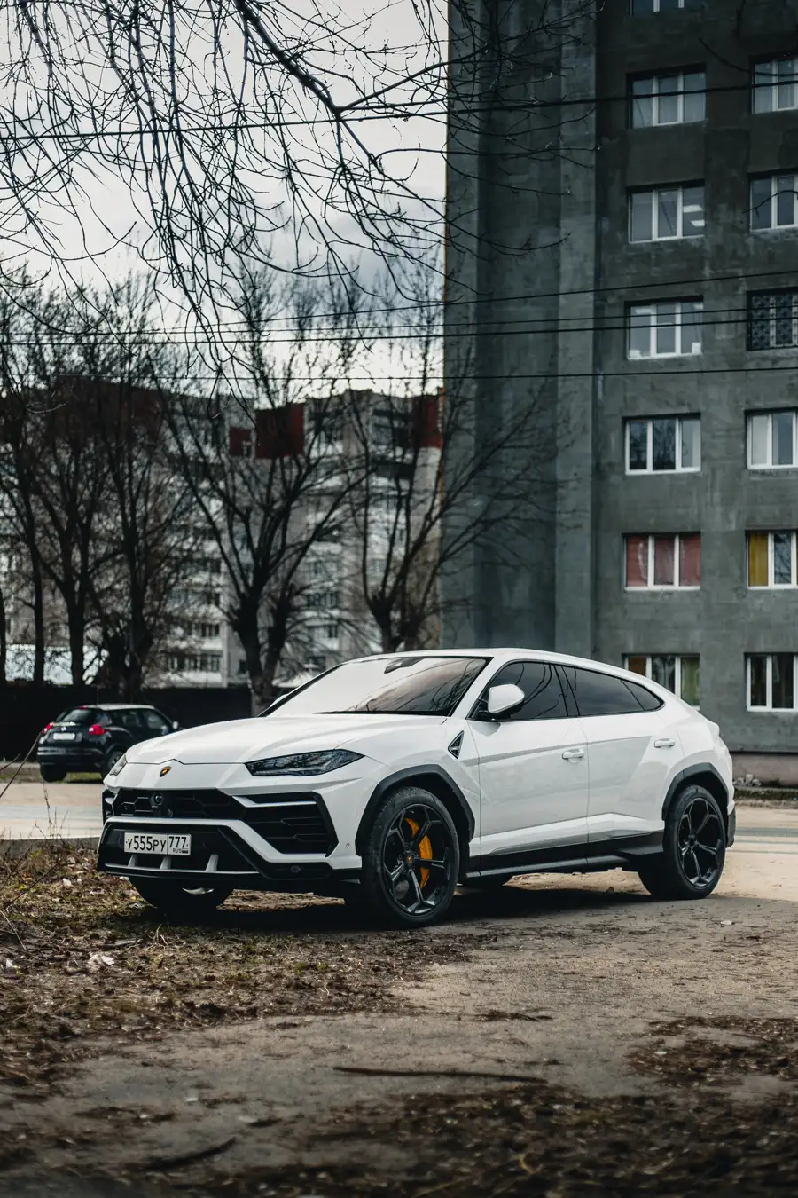 Lamborghini Urus branco estacionado