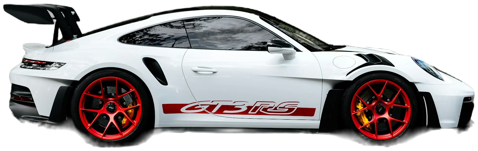Porsche 911 GT3 RS branco com rodas vermelhas, de perfil